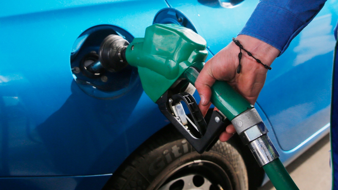 Bencinas subieron este jueves: Así puedes buscar los mejores precios