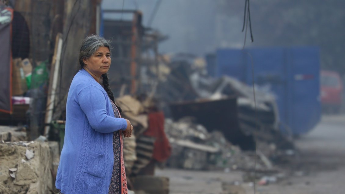 Incendios: Más de la mitad de las familias damnificadas tiene una mujer como jefa de hogar