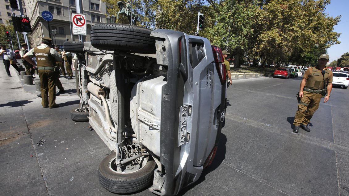 Choque dejó un auto volcado en la Alameda, frente al Palacio de La Moneda