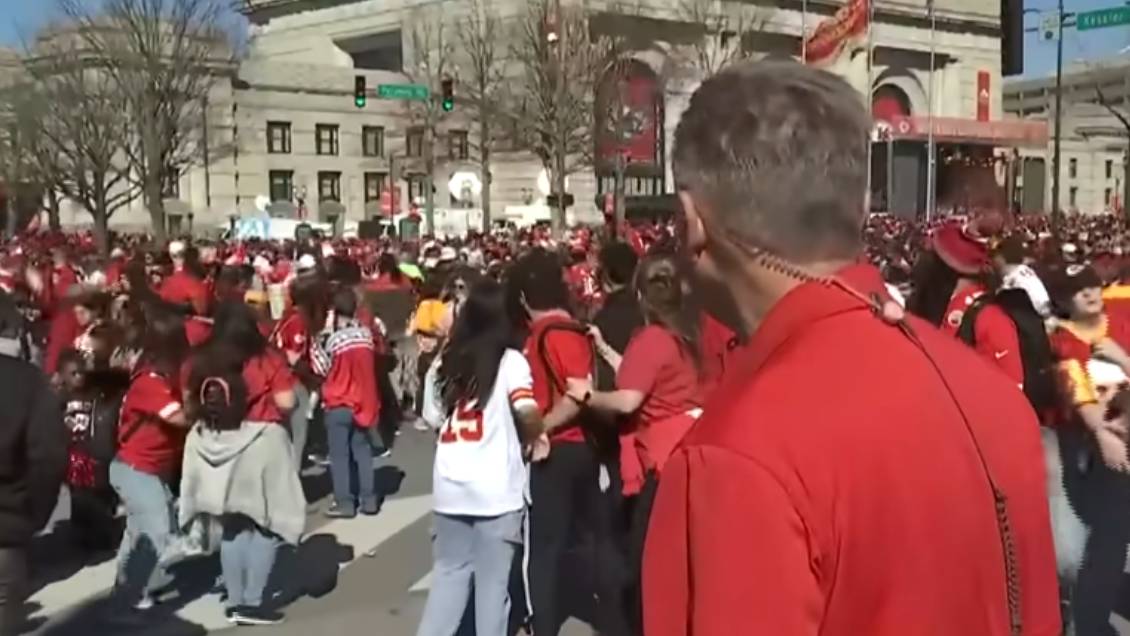 Biden urgió vetar armas tras tiroteo en desfile de los campeones del Super Bowl
