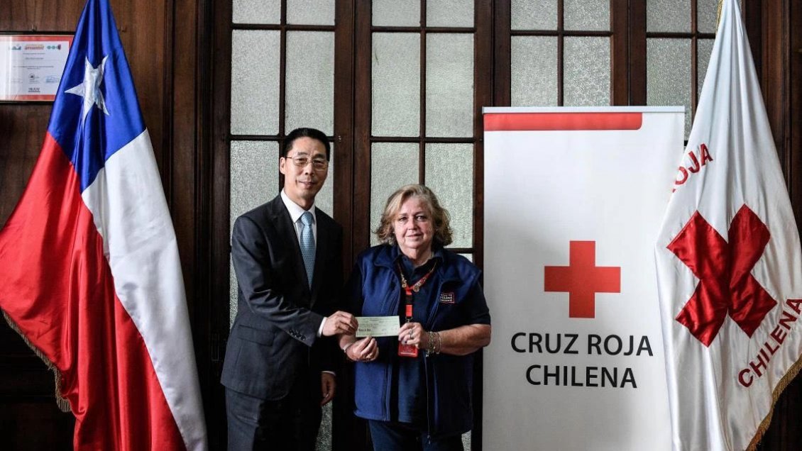Cruz Roja de China entregó ayuda humanitaria para Valparaíso