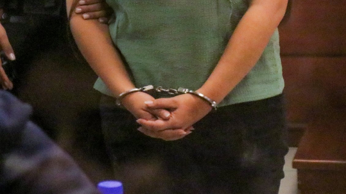 Tras las rejas mujer acusada de provocar incendio forestal al quemar su casa