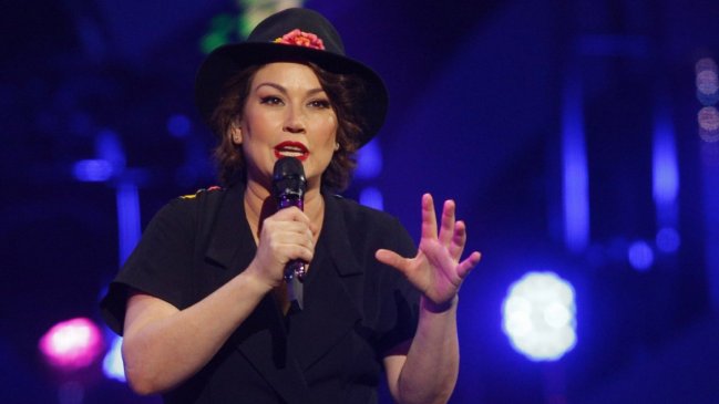 Javiera Contador recibió pifias en Coihueco: 