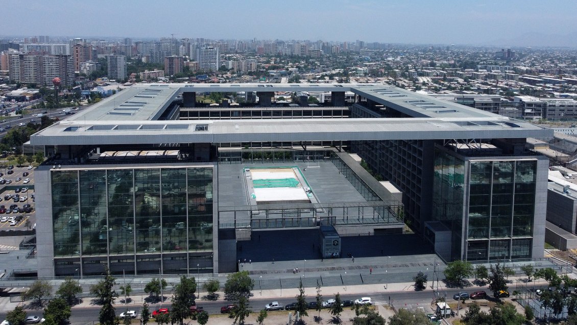 Dos falsos avisos de bomba obligaron a evacuar tribunales santiaguinos