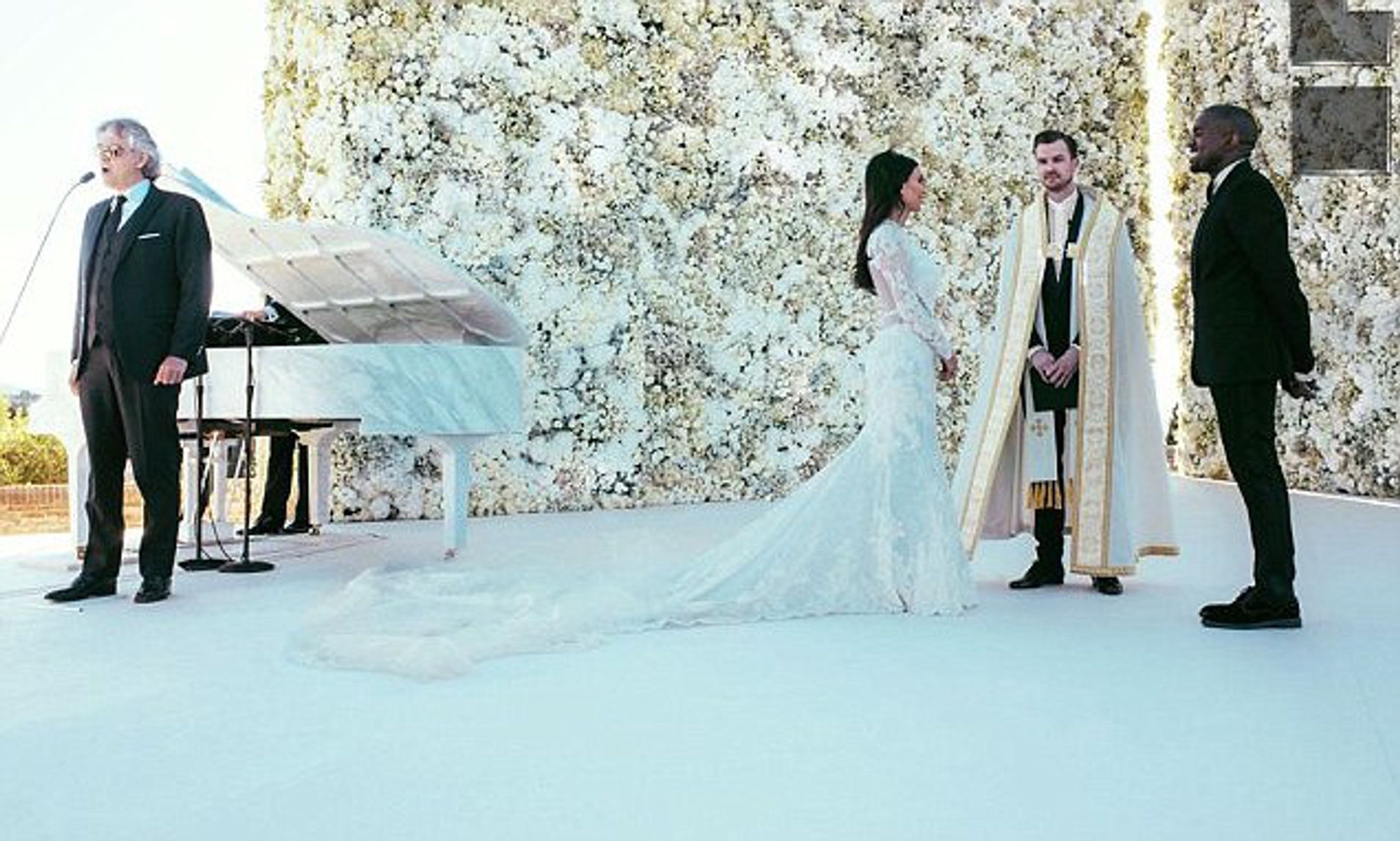 Andrea Bocelli presentándose en la boda de Kim Kardashian y Kanye West