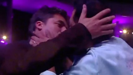   El beso de Jorge Zabaleta y Pedro Ruminot frente a la Quinta Vergara 