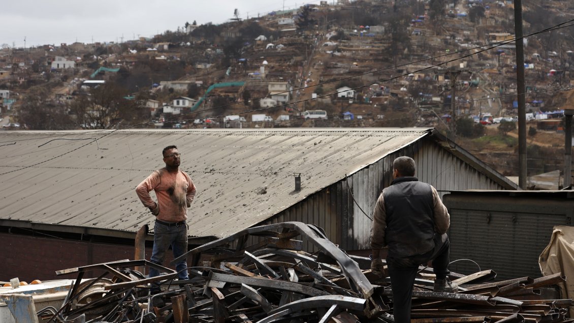 Autoridades anuncian ayudas para pymes afectadas por incendios en Valparaíso