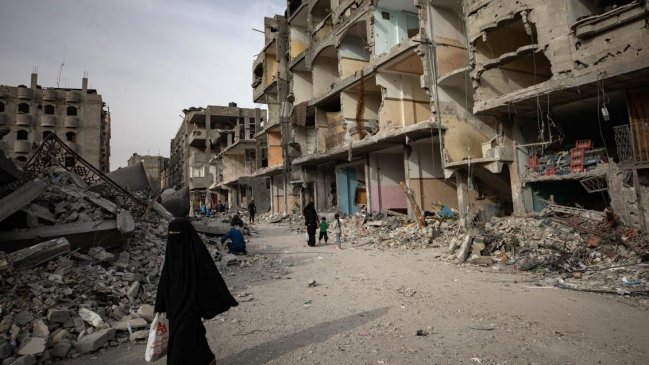 Israel continúa los ataques a lo largo de Gaza mientras Hamás estudia propuesta de tregua