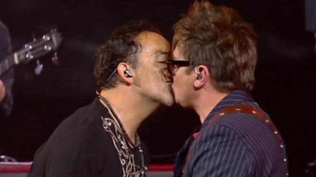 El amistoso beso de Los Bunkers durante su paso por Viña 2024