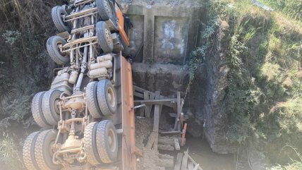   Camión destruyó un puente rural en Concepción 