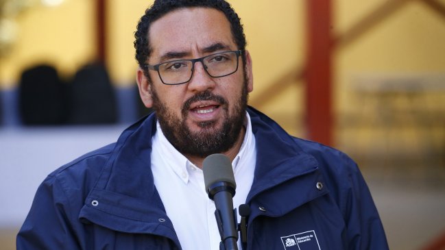 Cataldo recuerda que filas de postulantes a los colegios son anteriores al SAE