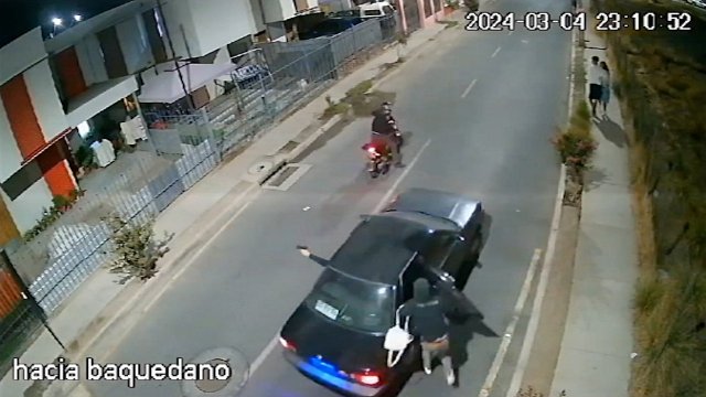 [Video] Delincuentes en auto y en moto asaltaron a una pareja en San ...