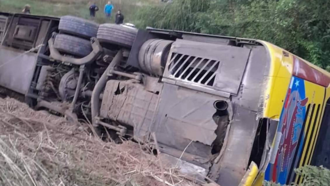 Al menos 15 lesionados en volcamiento de bus de dos pisos en Lanco