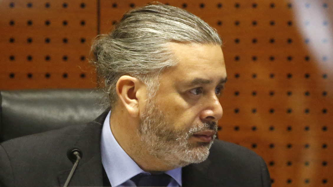 Juez Urrutia retuitea mensajes que acusan 