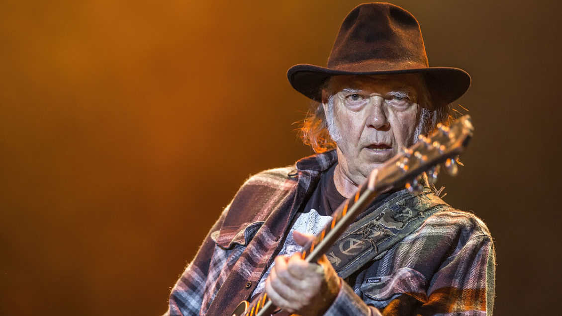 Neil Young vuelve a Spotify tras intento de boicot a la plataforma