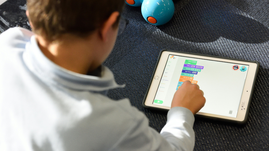 Colegio en Concepción sugiere el uso de iPad o tablet en lugar de cuadernos