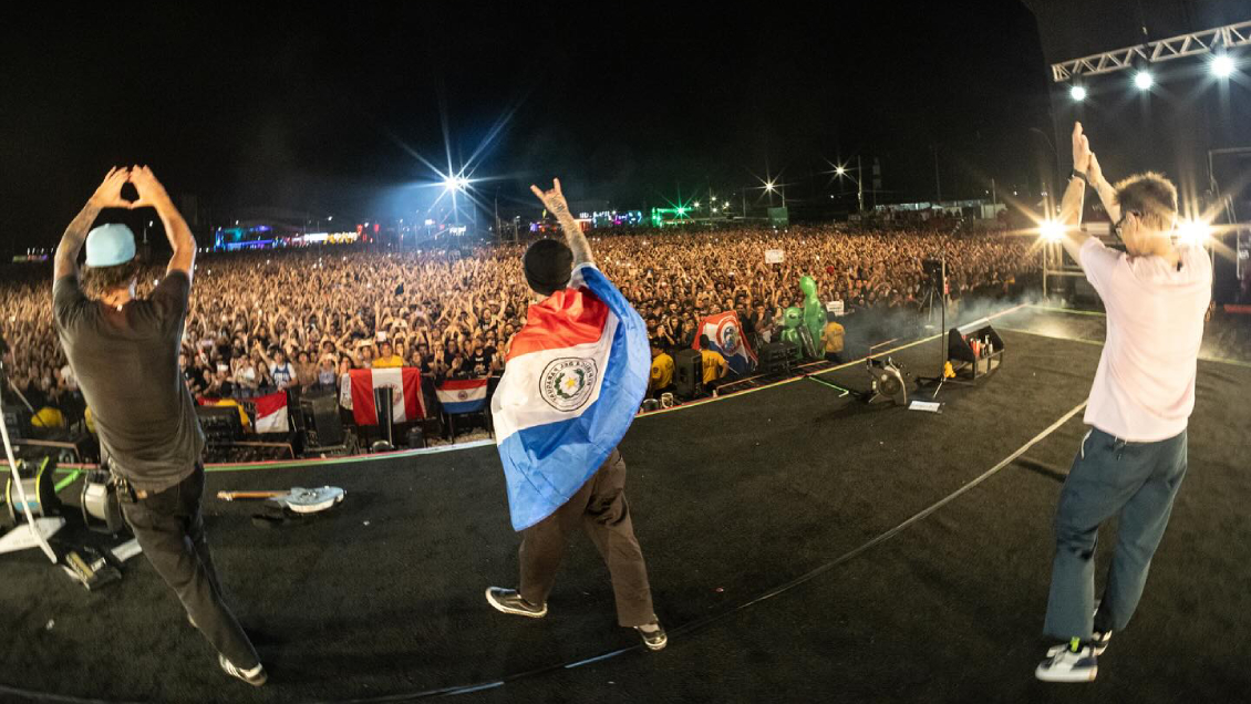 Vocalista de Blink-182 sufrió malestar durante show en Paraguay