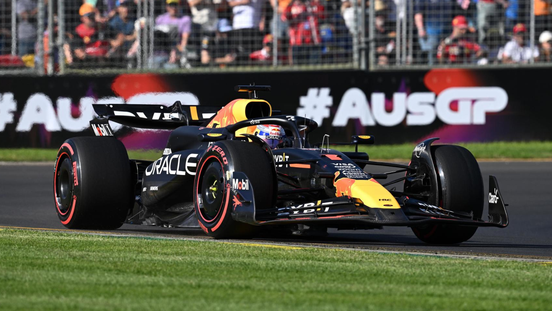 Verstappen alcanzó la pole de Australia y Sainz brilló en su regreso