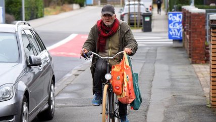   Hombre de 80 años prefiere buscar comida en la calle pese a ser millonario 