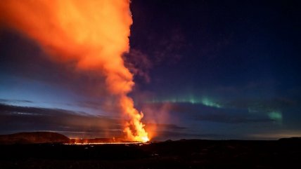   Tremenda postal de erupción volcánica acompañada por aurora boreal 