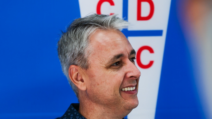   Tiago Nunes posó con la indumentaria de Universidad Católica 