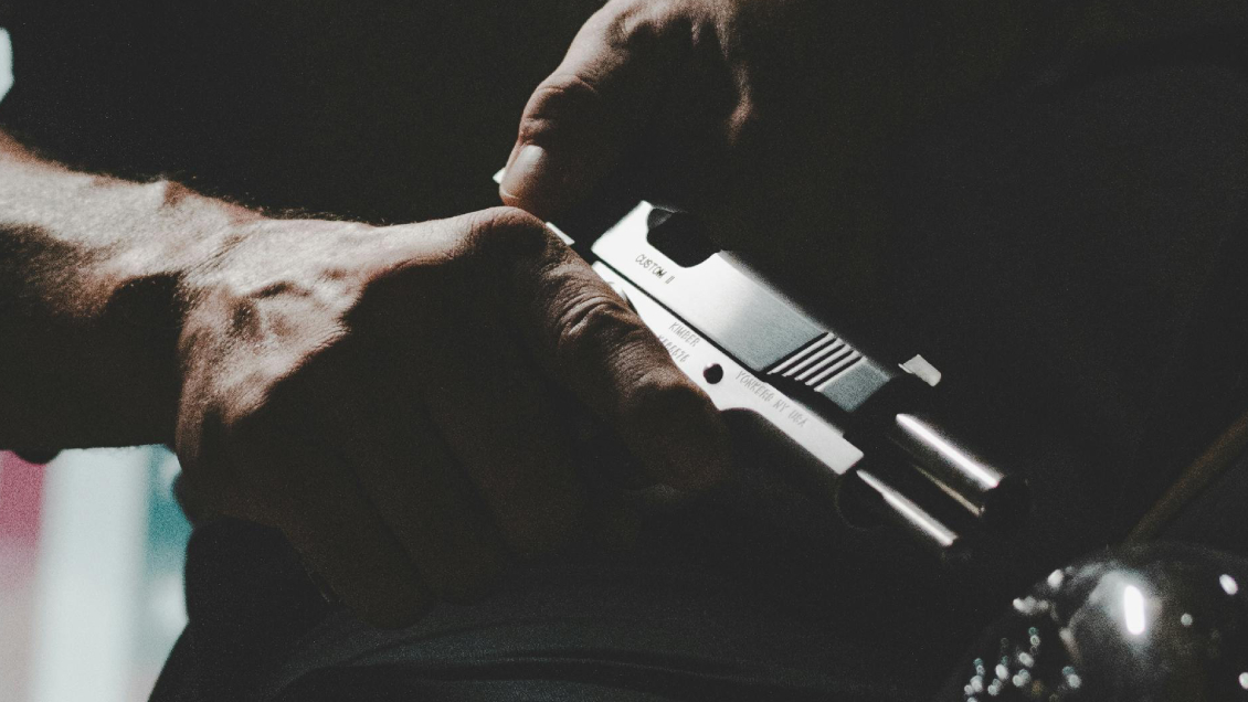 Acribillaron a un hombre mientras caminaba en Santiago Centro