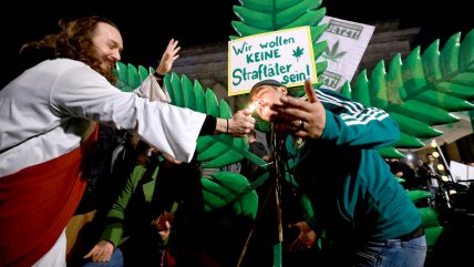   Cientos de alemanes hicieron vigilia para fumar marihuana tras despenalización 