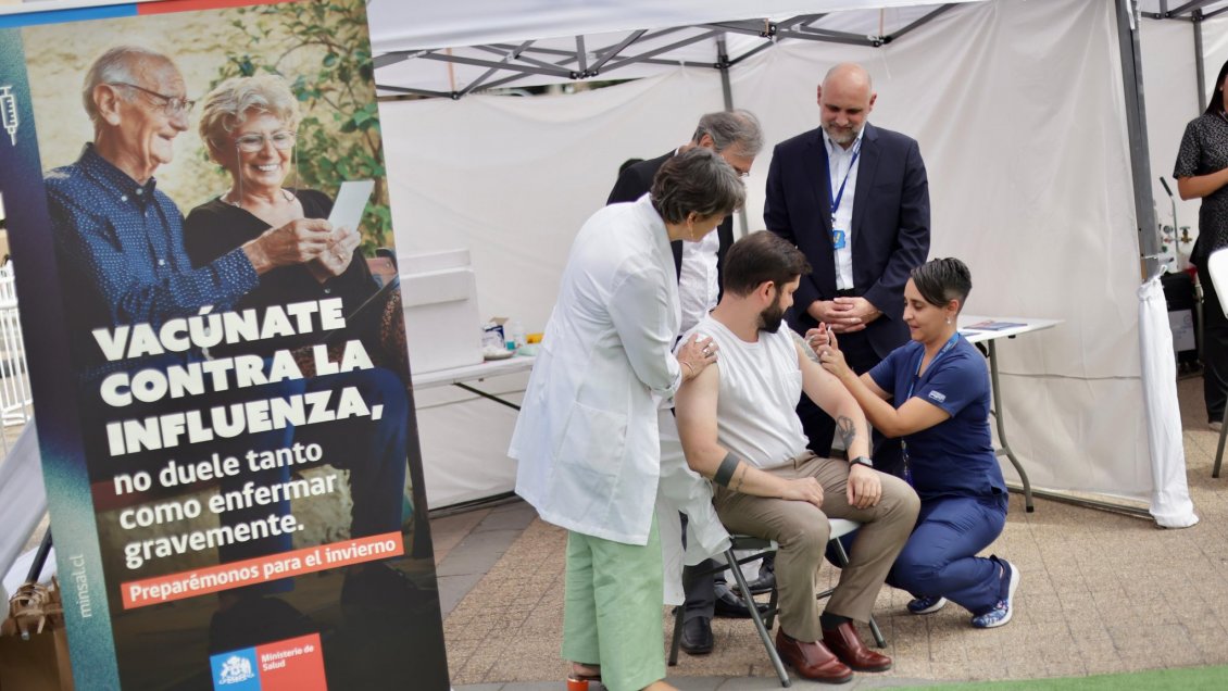 Instalan punto de vacunación en la Plaza de la Constitución para reforzar campaña