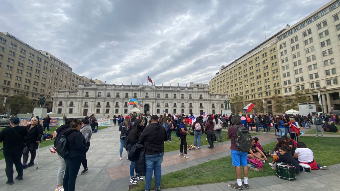 Habitantes de megatoma de San Antonio protestan en frontis de La Moneda