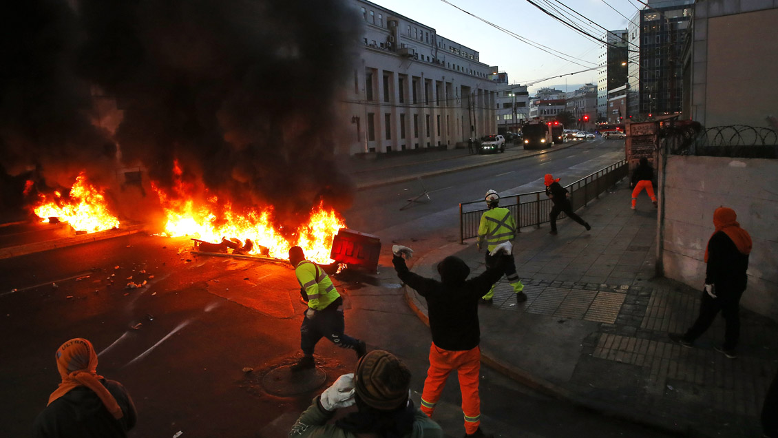 Portuarios levantaron barricadas incendiarias en Valparaíso