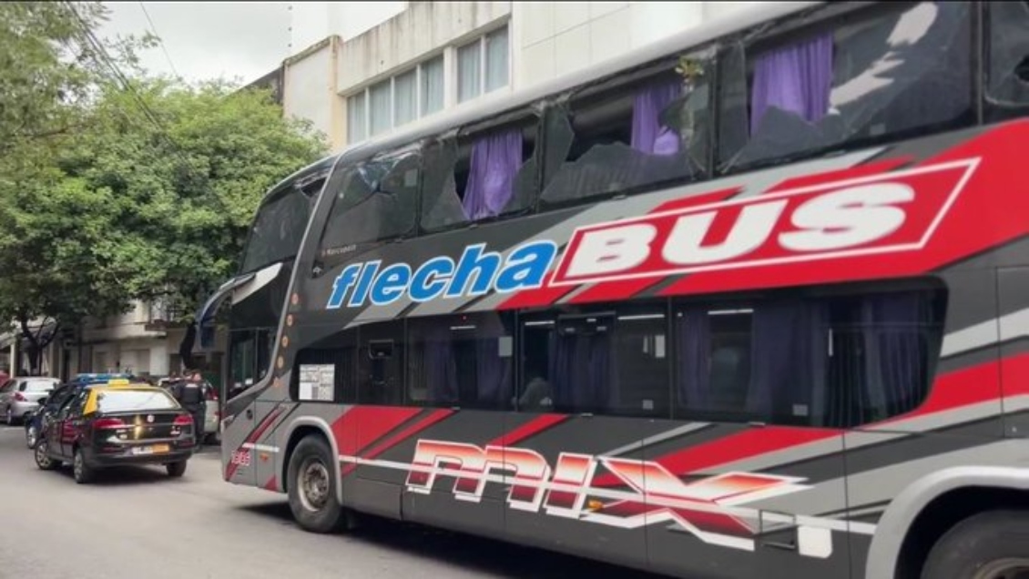 Bus de Peñarol chocó contra un árbol en la previa de duelo ante Rosario Central
