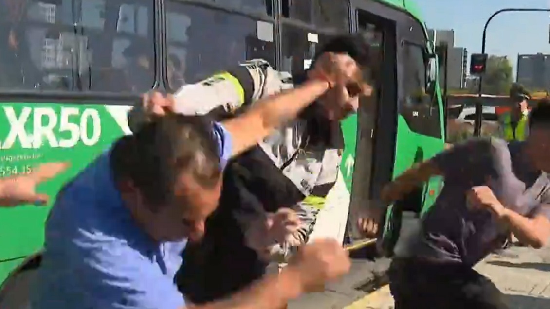 Captan pelea a combos en medio de protesta de colectiveros