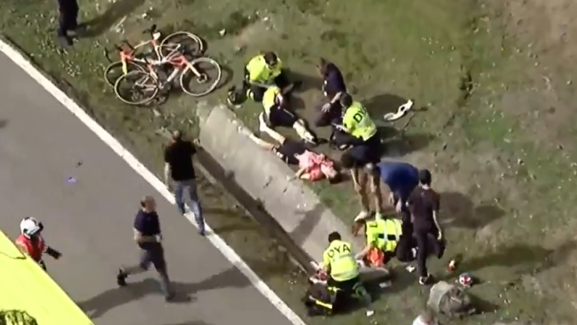 Impactante: La Vuelta al País Vasco se frenó por una brutal caída múltiple