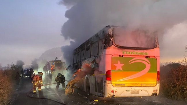 Ataque incendiario destruyó bus de trabajadores cerca de Victoria  
