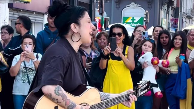 Mon Laferte cantó de sorpresa en el centro de Antofagasta