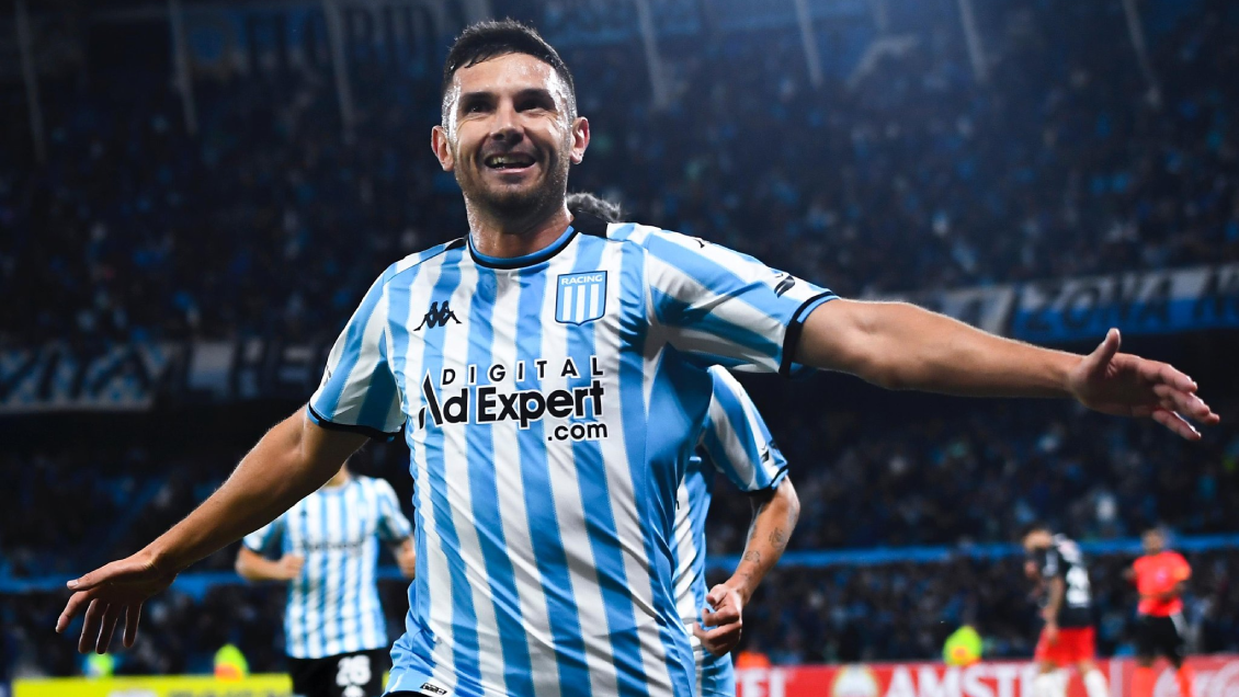Racing de Gabriel Arias goleó a Bragantino para ser líder solitario en Sudamericana