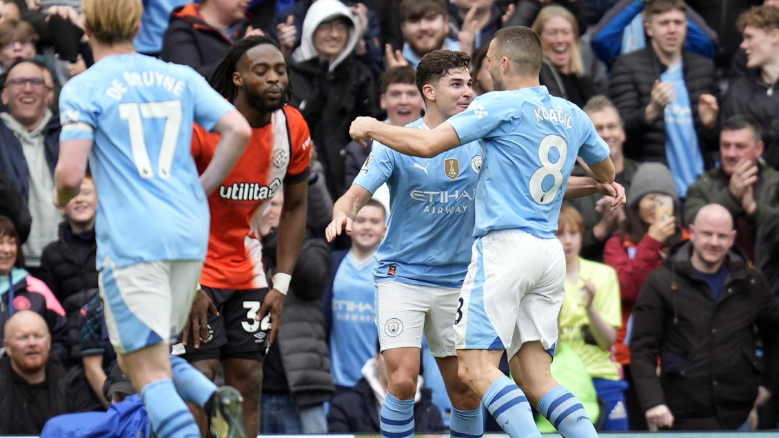 Manchester City aplastó a Luton Town y pasó al frente de la Premier League