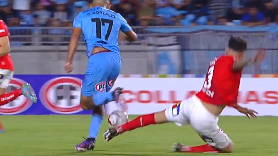 [VIDEO] La infracción de Eugenio Mena que le siginficó tarjeta roja