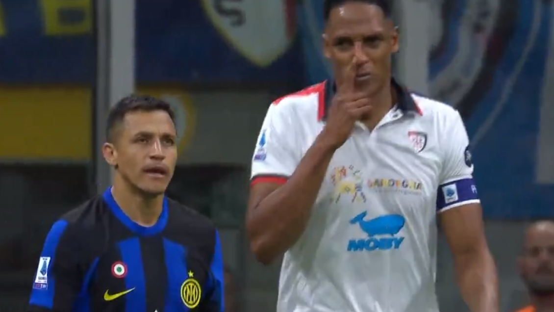 Yerry Mina enojó a Alexis con un empujón por la espalda