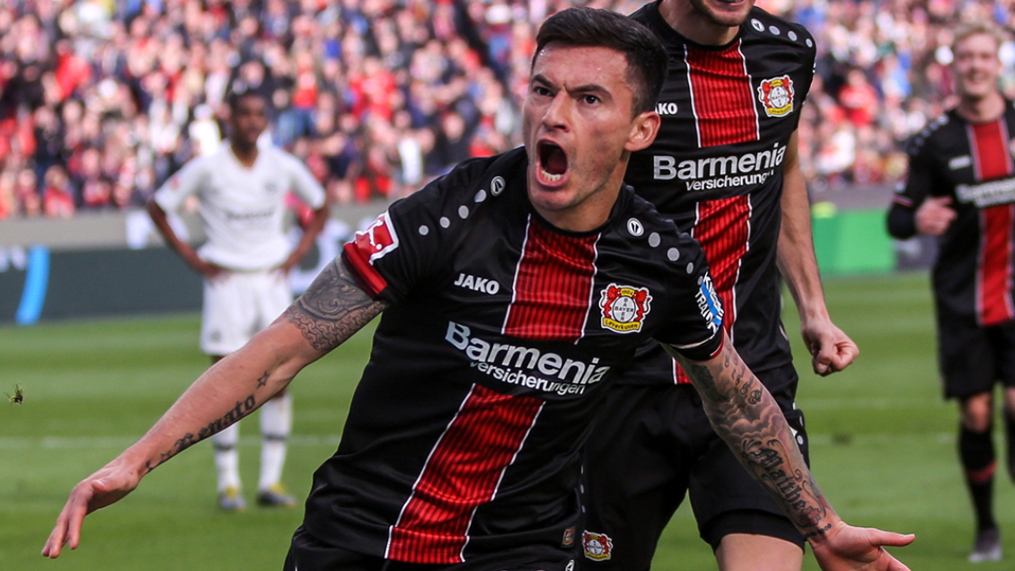 Error del campeón: Bayer Leverkusen se adelantó en saludo cumpleañero a Charles Aránguiz