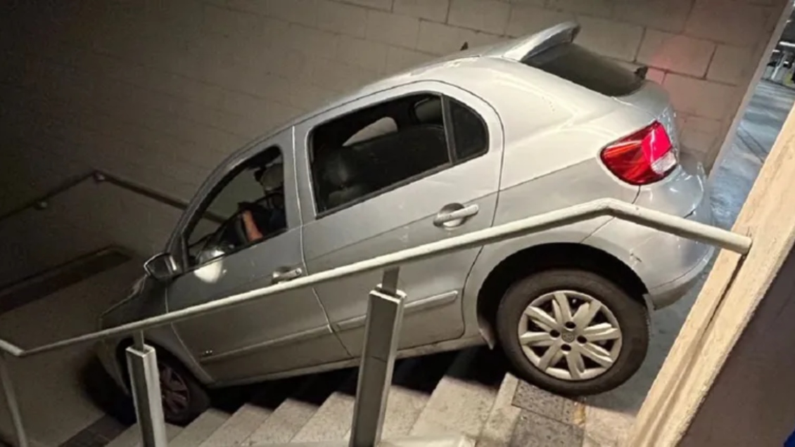 Hincha de Cruzeiro se confundió de bajada y terminó con su auto en unas escaleras