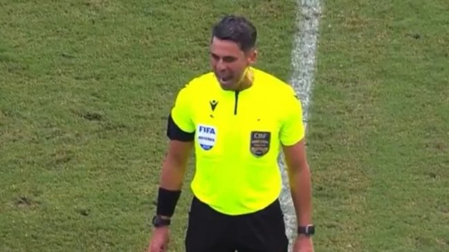 Jueces brasileños deben comunicar su decisión VAR por alto parlante a todo el estadio