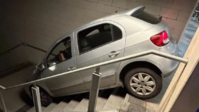 Hincha de Cruzeiro se confundió de bajada y terminó con su auto en unas escaleras