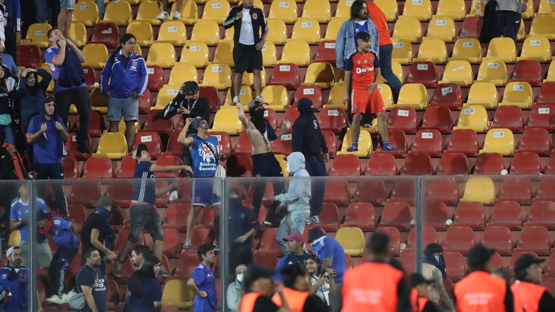 Tribunal tomó decisión por denuncia de proyectiles que lanzaron hinchas de la U