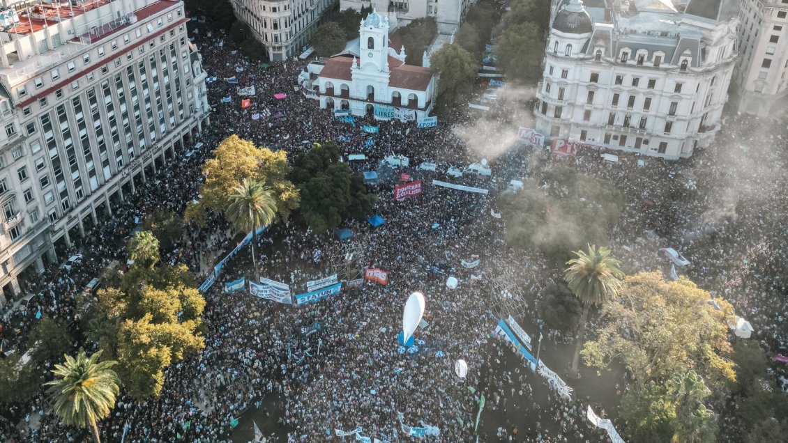 Miles de argentinos marcharon para defender la educación pública