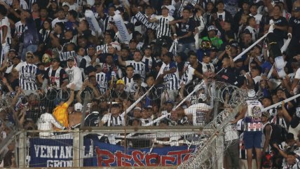   Hinchas de Alianza Lima desplegaron lienzo contra la 