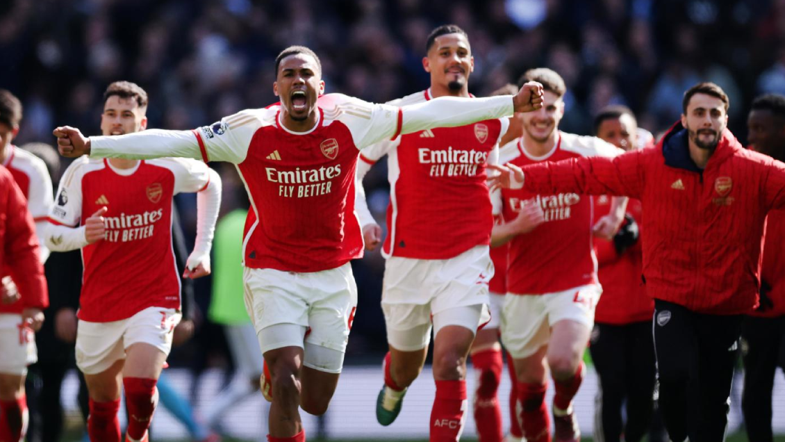 Arsenal mantuvo el liderato de la Premier con sufrido triunfo sobre Tottenham