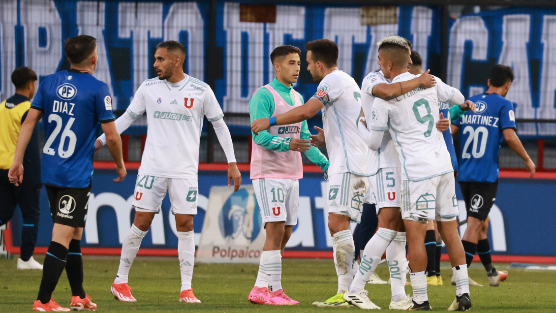 Resumen: La U goleó a Huachipato en medio de un aviso de bomba e Iquique es nuevo escolta