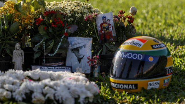 [Fotos] Fanáticos llenaron de homenajes la tumba de Ayrton Senna a 30