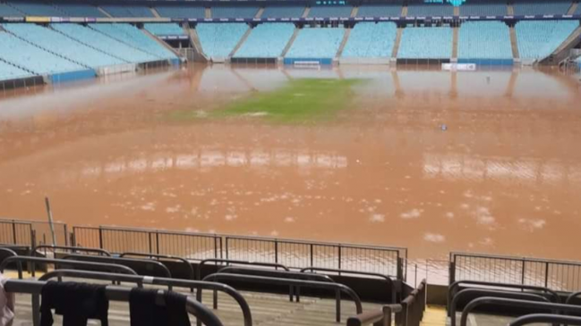 Inundaciones en Porto Alegre sumergieron el campo de juego en el Estadio de Gremio